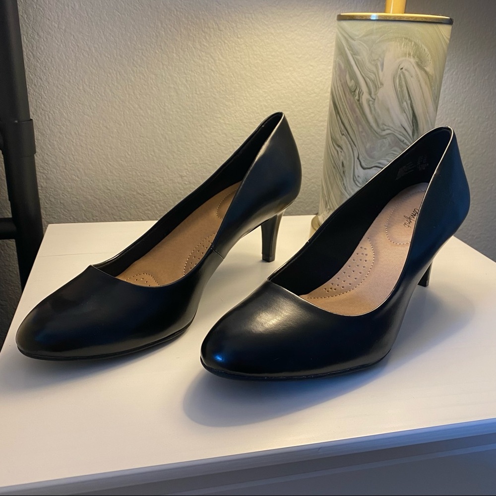 Like New Dexflex Comfort Heels in Black